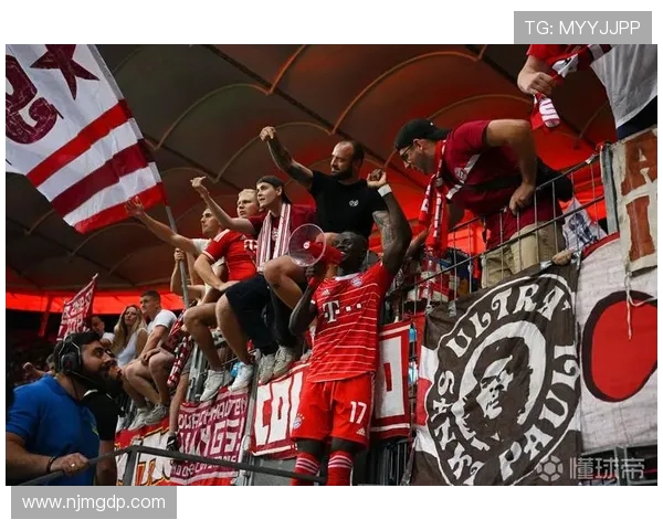 《德甲各球队球迷活动与现场视频回放精彩片段汇总》